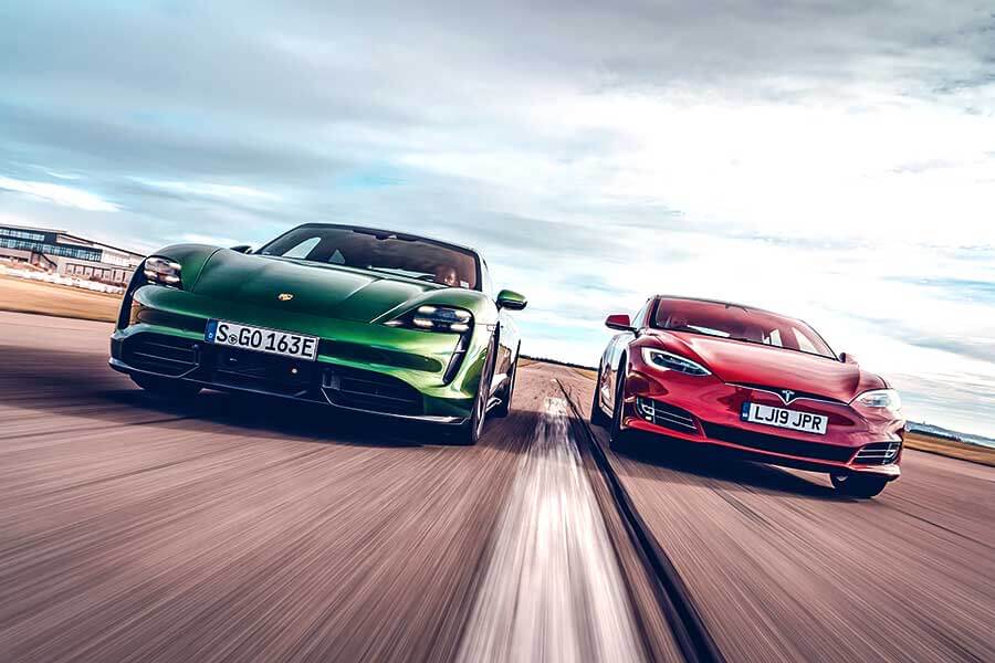 Tesla為快到荒唐的電動車鋪平了路，但保時捷自認能夠為這種荒唐速度注入一些上乘操控功夫。歡迎歡迎，歡迎大家觀看EV爭霸戰。