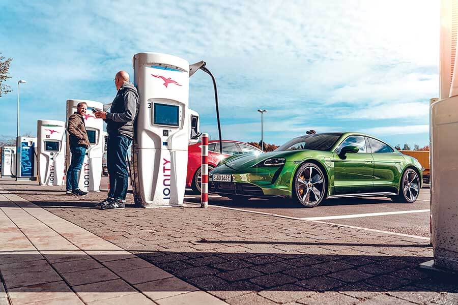 Tesla為快到荒唐的電動車鋪平了路，但保時捷自認能夠為這種荒唐速度注入一些上乘操控功夫。歡迎歡迎，歡迎大家觀看EV爭霸戰。