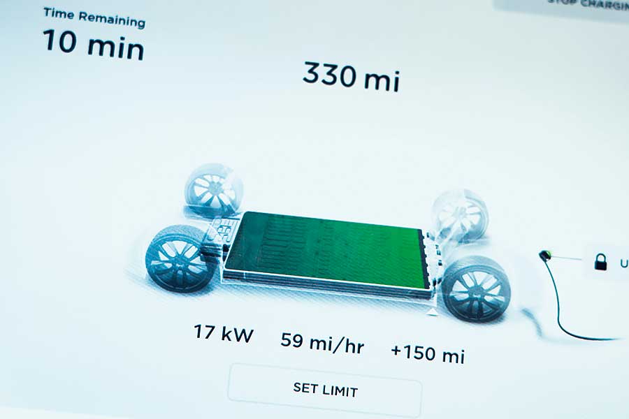 Tesla為快到荒唐的電動車鋪平了路，但保時捷自認能夠為這種荒唐速度注入一些上乘操控功夫。歡迎歡迎，歡迎大家觀看EV爭霸戰。