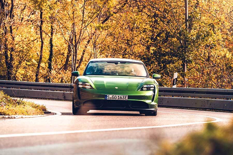 Tesla為快到荒唐的電動車鋪平了路，但保時捷自認能夠為這種荒唐速度注入一些上乘操控功夫。歡迎歡迎，歡迎大家觀看EV爭霸戰。