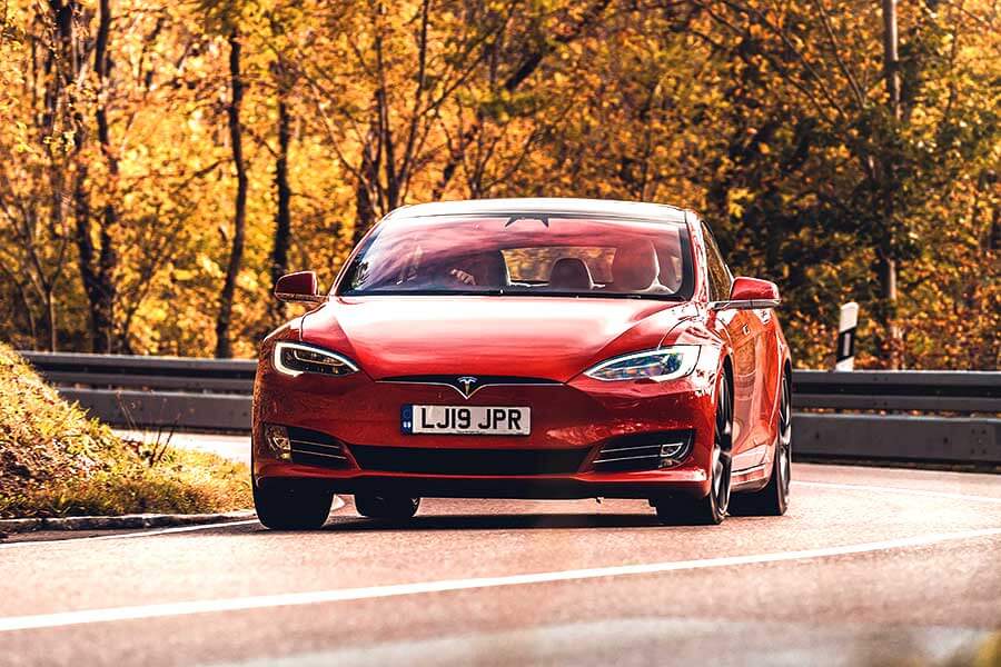 Tesla為快到荒唐的電動車鋪平了路，但保時捷自認能夠為這種荒唐速度注入一些上乘操控功夫。歡迎歡迎，歡迎大家觀看EV爭霸戰。