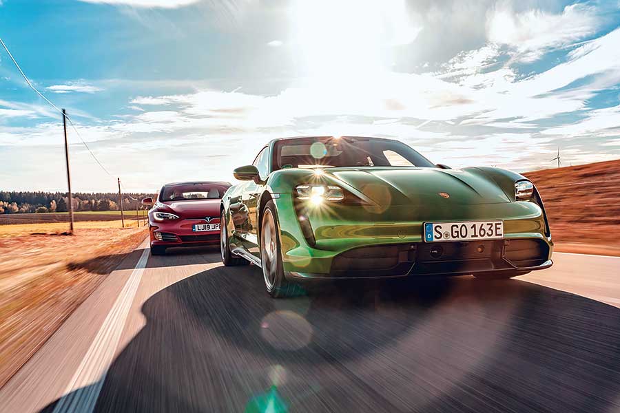 Tesla為快到荒唐的電動車鋪平了路，但保時捷自認能夠為這種荒唐速度注入一些上乘操控功夫。歡迎歡迎，歡迎大家觀看EV爭霸戰。