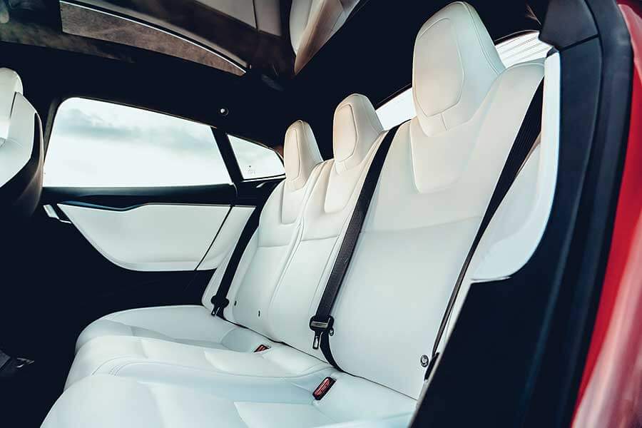 Tesla為快到荒唐的電動車鋪平了路，但保時捷自認能夠為這種荒唐速度注入一些上乘操控功夫。歡迎歡迎，歡迎大家觀看EV爭霸戰。