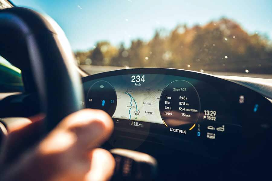 Tesla為快到荒唐的電動車鋪平了路，但保時捷自認能夠為這種荒唐速度注入一些上乘操控功夫。歡迎歡迎，歡迎大家觀看EV爭霸戰。