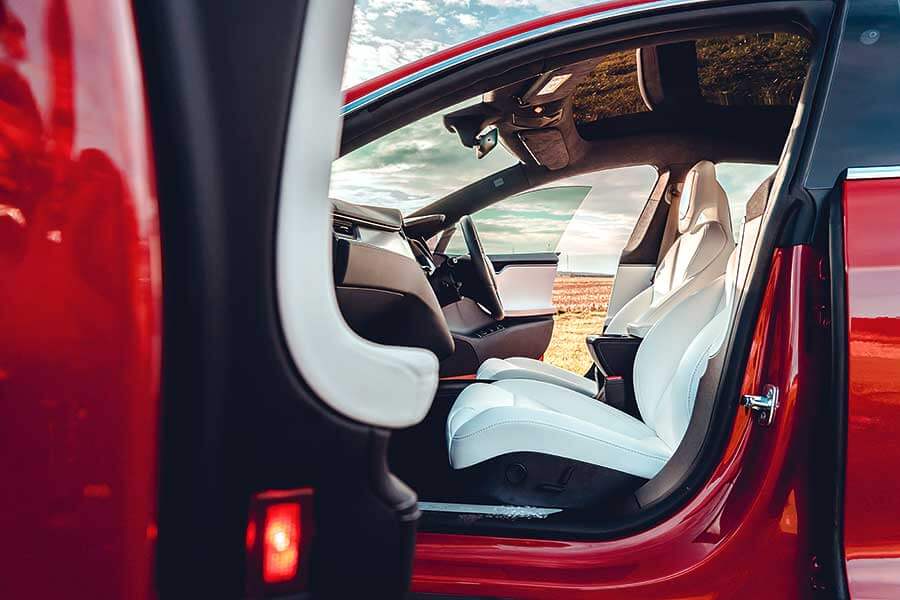 Tesla為快到荒唐的電動車鋪平了路，但保時捷自認能夠為這種荒唐速度注入一些上乘操控功夫。歡迎歡迎，歡迎大家觀看EV爭霸戰。