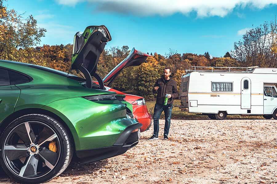 Tesla為快到荒唐的電動車鋪平了路，但保時捷自認能夠為這種荒唐速度注入一些上乘操控功夫。歡迎歡迎，歡迎大家觀看EV爭霸戰。