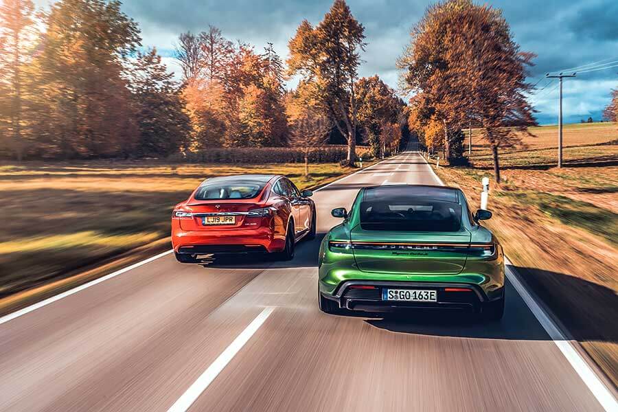 Tesla為快到荒唐的電動車鋪平了路，但保時捷自認能夠為這種荒唐速度注入一些上乘操控功夫。歡迎歡迎，歡迎大家觀看EV爭霸戰。