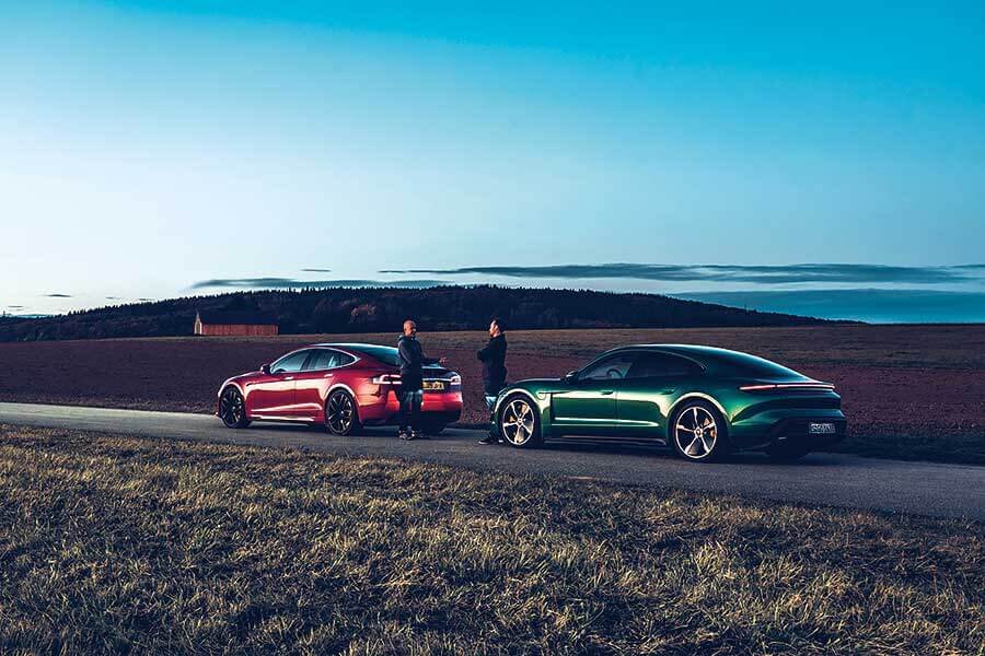 Tesla為快到荒唐的電動車鋪平了路，但保時捷自認能夠為這種荒唐速度注入一些上乘操控功夫。歡迎歡迎，歡迎大家觀看EV爭霸戰。