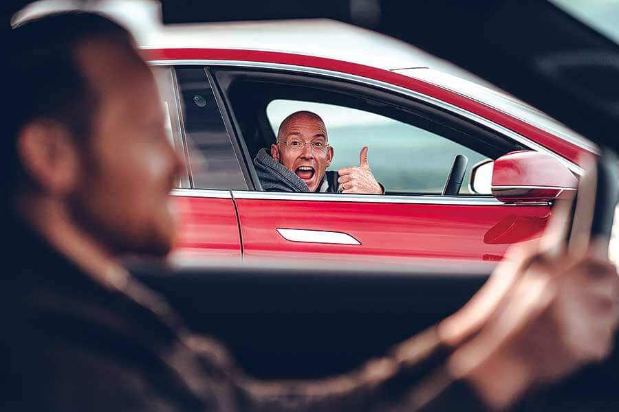 Tesla為快到荒唐的電動車鋪平了路，但保時捷自認能夠為這種荒唐速度注入一些上乘操控功夫。歡迎歡迎，歡迎大家觀看EV爭霸戰。