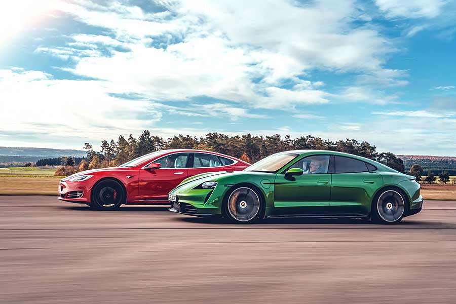 Tesla為快到荒唐的電動車鋪平了路，但保時捷自認能夠為這種荒唐速度注入一些上乘操控功夫。歡迎歡迎，歡迎大家觀看EV爭霸戰。