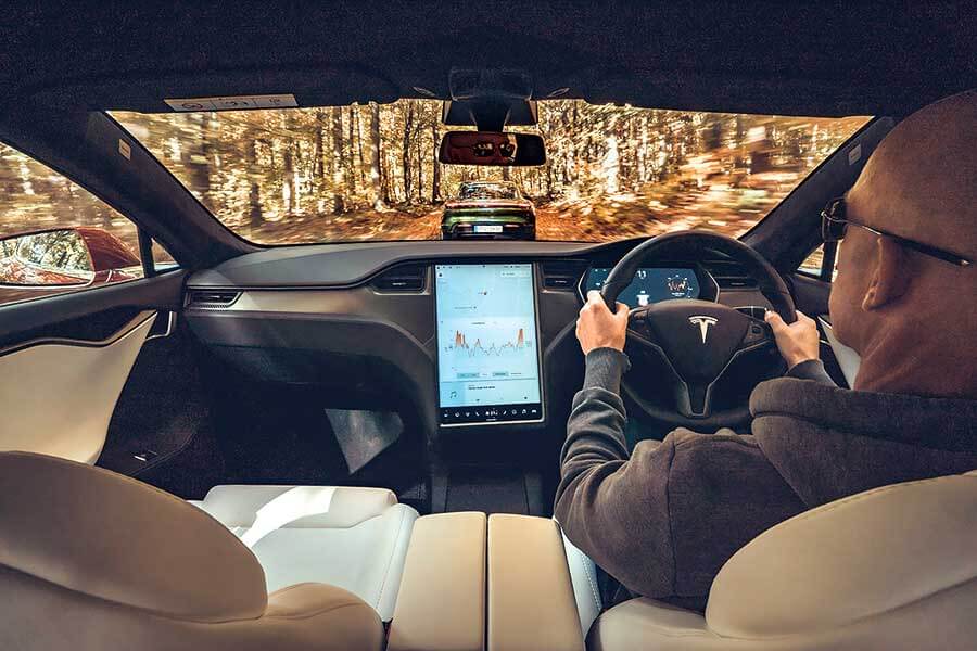 Tesla為快到荒唐的電動車鋪平了路，但保時捷自認能夠為這種荒唐速度注入一些上乘操控功夫。歡迎歡迎，歡迎大家觀看EV爭霸戰。