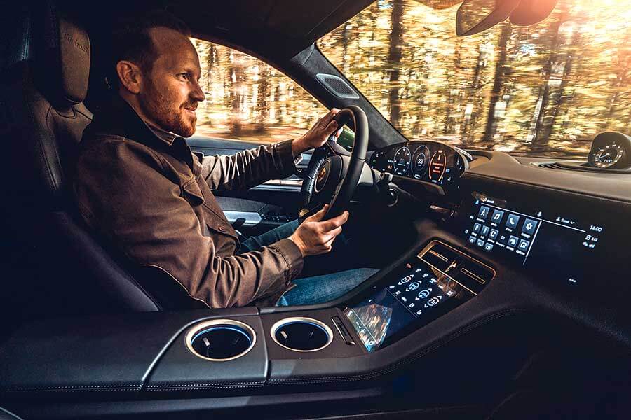 Tesla為快到荒唐的電動車鋪平了路，但保時捷自認能夠為這種荒唐速度注入一些上乘操控功夫。歡迎歡迎，歡迎大家觀看EV爭霸戰。