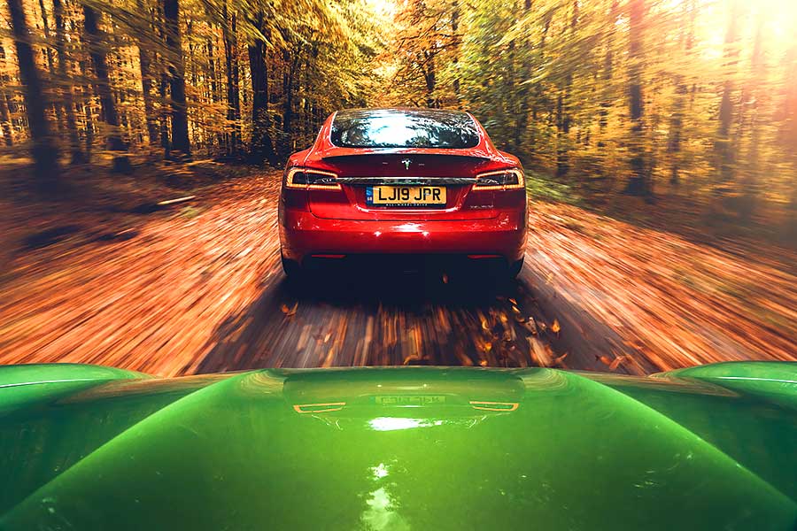 Tesla為快到荒唐的電動車鋪平了路，但保時捷自認能夠為這種荒唐速度注入一些上乘操控功夫。歡迎歡迎，歡迎大家觀看EV爭霸戰。