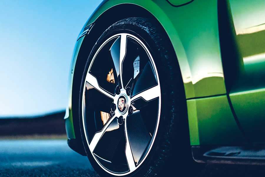 Tesla為快到荒唐的電動車鋪平了路，但保時捷自認能夠為這種荒唐速度注入一些上乘操控功夫。歡迎歡迎，歡迎大家觀看EV爭霸戰。