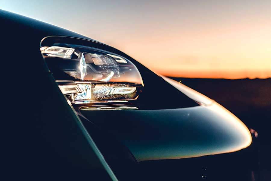 Tesla為快到荒唐的電動車鋪平了路，但保時捷自認能夠為這種荒唐速度注入一些上乘操控功夫。歡迎歡迎，歡迎大家觀看EV爭霸戰。