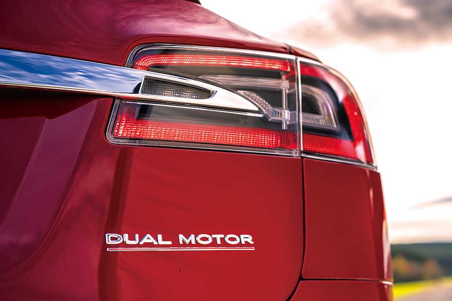 Tesla為快到荒唐的電動車鋪平了路，但保時捷自認能夠為這種荒唐速度注入一些上乘操控功夫。歡迎歡迎，歡迎大家觀看EV爭霸戰。