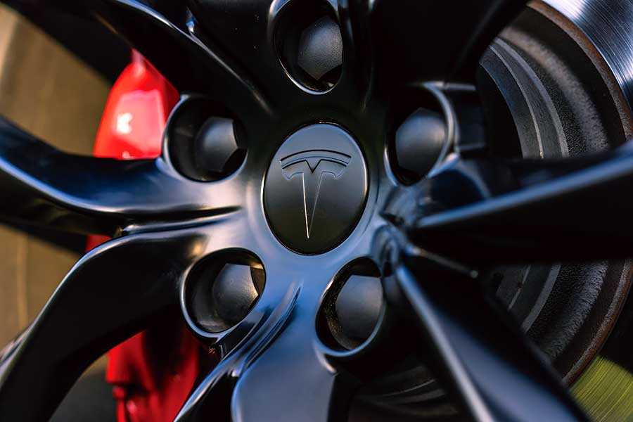 Tesla為快到荒唐的電動車鋪平了路，但保時捷自認能夠為這種荒唐速度注入一些上乘操控功夫。歡迎歡迎，歡迎大家觀看EV爭霸戰。