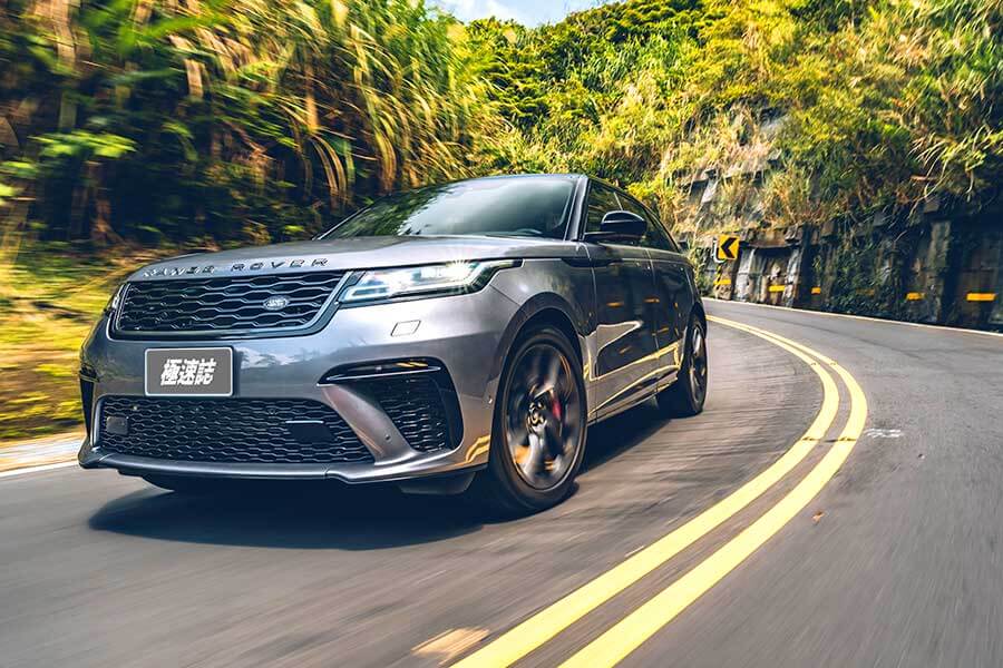 velarsva-1 從車頭車尾品牌字樣裡的壓花處理,你就知道這部車絕對出自於一位極其龜毛的設計團隊之手。