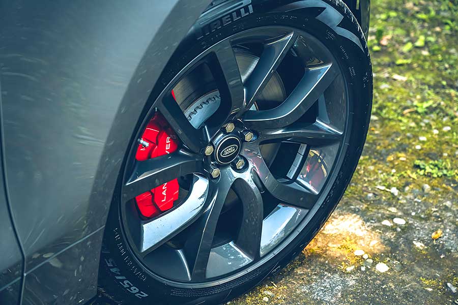 velarsva-10 從車頭車尾品牌字樣裡的壓花處理,你就知道這部車絕對出自於一位極其龜毛的設計團隊之手。