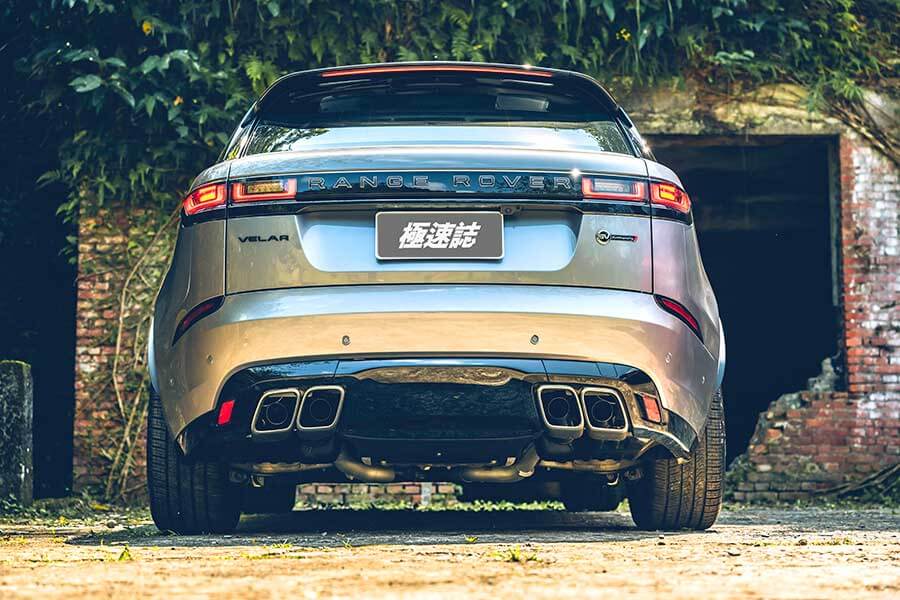 velarsva-11 從車頭車尾品牌字樣裡的壓花處理,你就知道這部車絕對出自於一位極其龜毛的設計團隊之手。