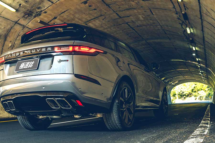 從車頭車尾品牌字樣裡的壓花處理,你就知道這部車絕對出自於一位極其龜毛的設計團隊之手。