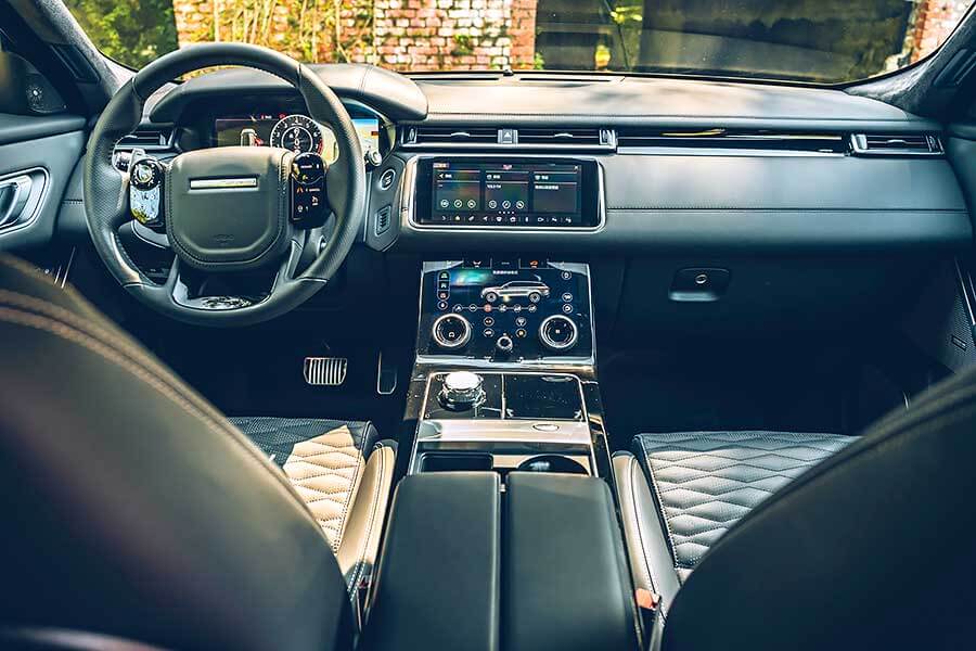 velarsva-13 從車頭車尾品牌字樣裡的壓花處理,你就知道這部車絕對出自於一位極其龜毛的設計團隊之手。