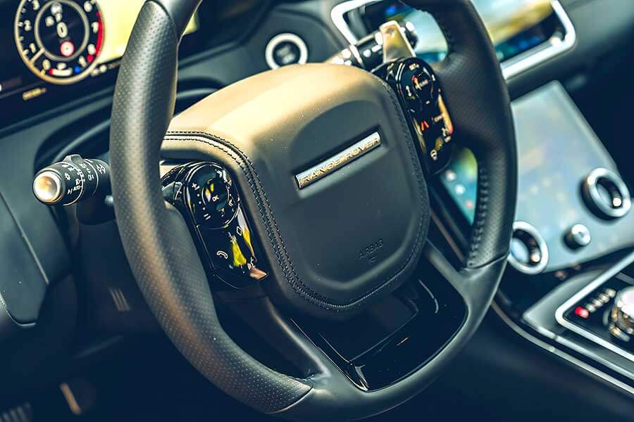 velarsva-14 從車頭車尾品牌字樣裡的壓花處理,你就知道這部車絕對出自於一位極其龜毛的設計團隊之手。