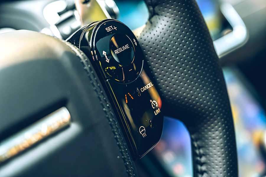 velarsva-15 從車頭車尾品牌字樣裡的壓花處理,你就知道這部車絕對出自於一位極其龜毛的設計團隊之手。