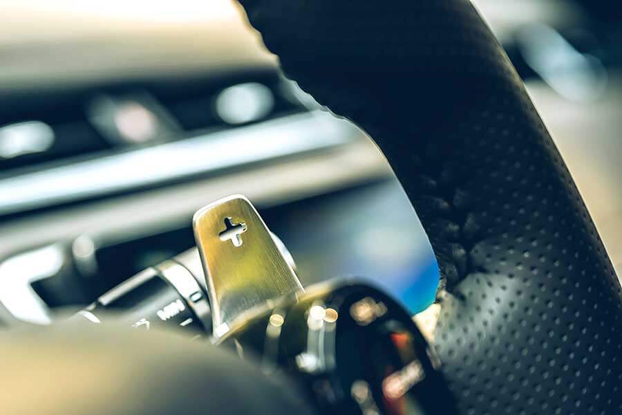 velarsva-16 從車頭車尾品牌字樣裡的壓花處理,你就知道這部車絕對出自於一位極其龜毛的設計團隊之手。