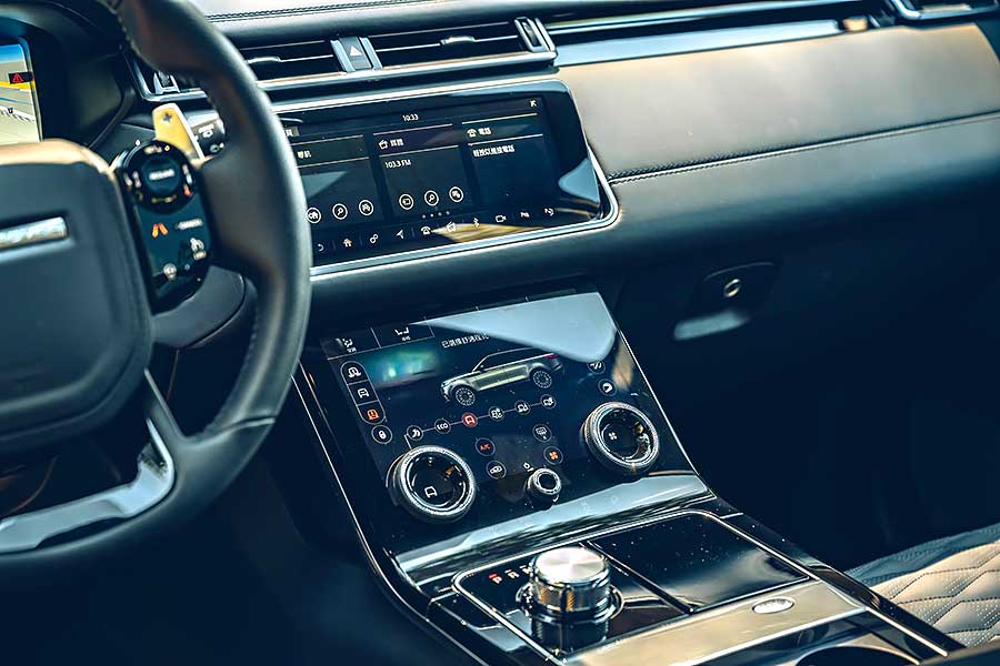 velarsva-18 從車頭車尾品牌字樣裡的壓花處理,你就知道這部車絕對出自於一位極其龜毛的設計團隊之手。