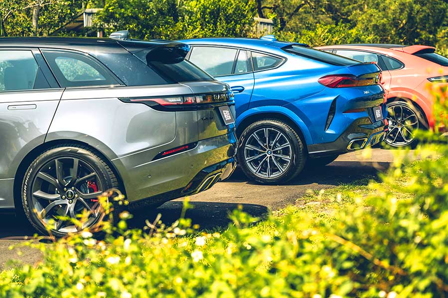 velarsva-2 從車頭車尾品牌字樣裡的壓花處理,你就知道這部車絕對出自於一位極其龜毛的設計團隊之手。