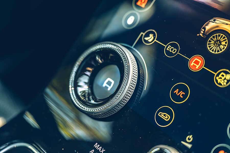 velarsva-20 從車頭車尾品牌字樣裡的壓花處理,你就知道這部車絕對出自於一位極其龜毛的設計團隊之手。