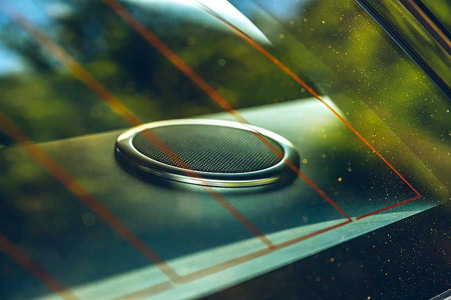 velarsva-21 從車頭車尾品牌字樣裡的壓花處理,你就知道這部車絕對出自於一位極其龜毛的設計團隊之手。