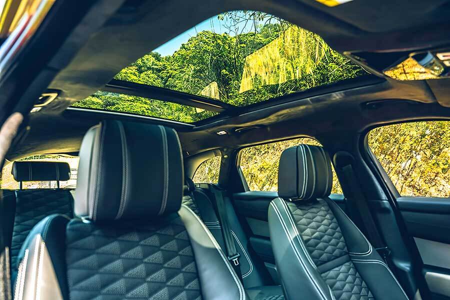 velarsva-22 從車頭車尾品牌字樣裡的壓花處理,你就知道這部車絕對出自於一位極其龜毛的設計團隊之手。