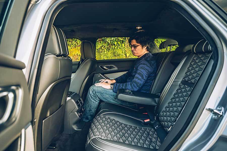 velarsva-23 從車頭車尾品牌字樣裡的壓花處理,你就知道這部車絕對出自於一位極其龜毛的設計團隊之手。