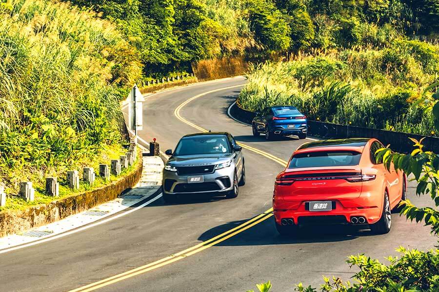 從車頭車尾品牌字樣裡的壓花處理,你就知道這部車絕對出自於一位極其龜毛的設計團隊之手。