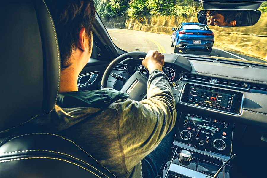 velarsva-26 從車頭車尾品牌字樣裡的壓花處理,你就知道這部車絕對出自於一位極其龜毛的設計團隊之手。