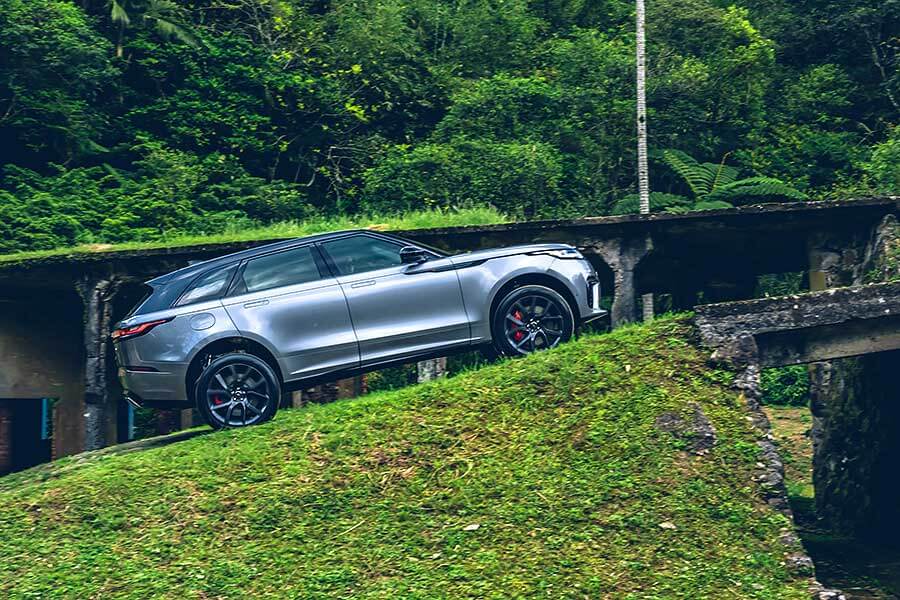 velarsva-3 從車頭車尾品牌字樣裡的壓花處理,你就知道這部車絕對出自於一位極其龜毛的設計團隊之手。