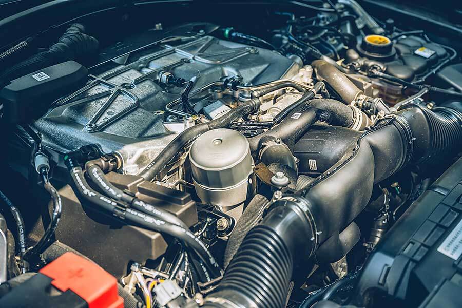 從車頭車尾品牌字樣裡的壓花處理,你就知道這部車絕對出自於一位極其龜毛的設計團隊之手。