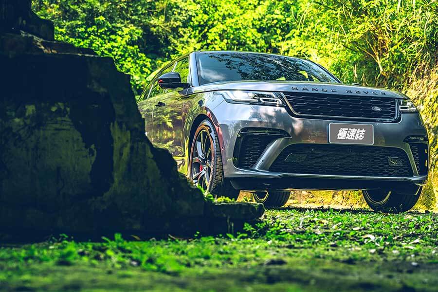 velarsva-6 從車頭車尾品牌字樣裡的壓花處理,你就知道這部車絕對出自於一位極其龜毛的設計團隊之手。