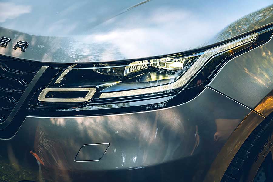 velarsva-7 從車頭車尾品牌字樣裡的壓花處理,你就知道這部車絕對出自於一位極其龜毛的設計團隊之手。