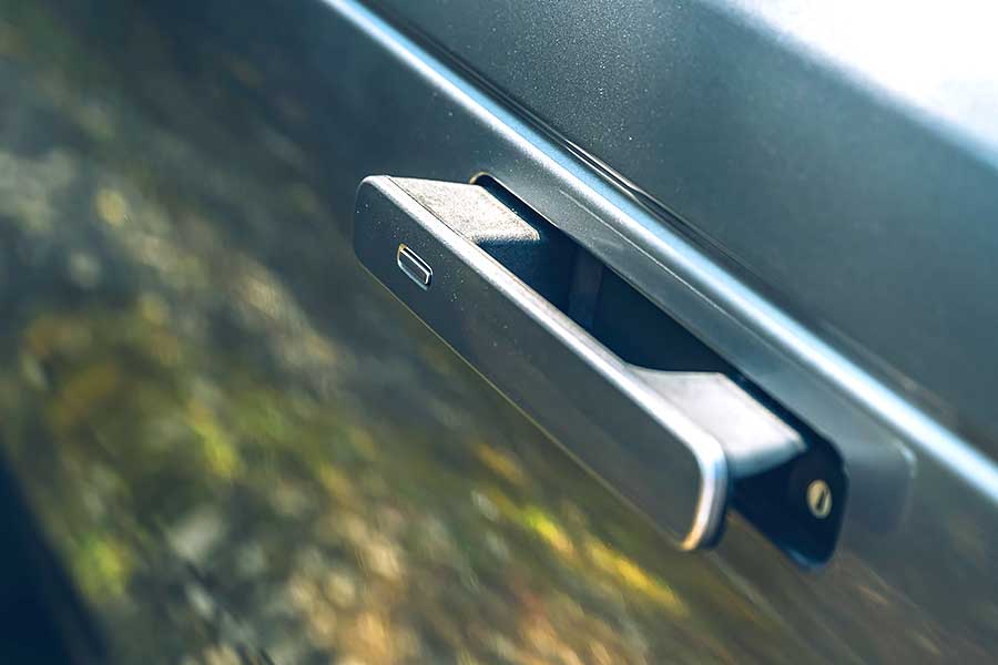 velarsva-9 從車頭車尾品牌字樣裡的壓花處理,你就知道這部車絕對出自於一位極其龜毛的設計團隊之手。