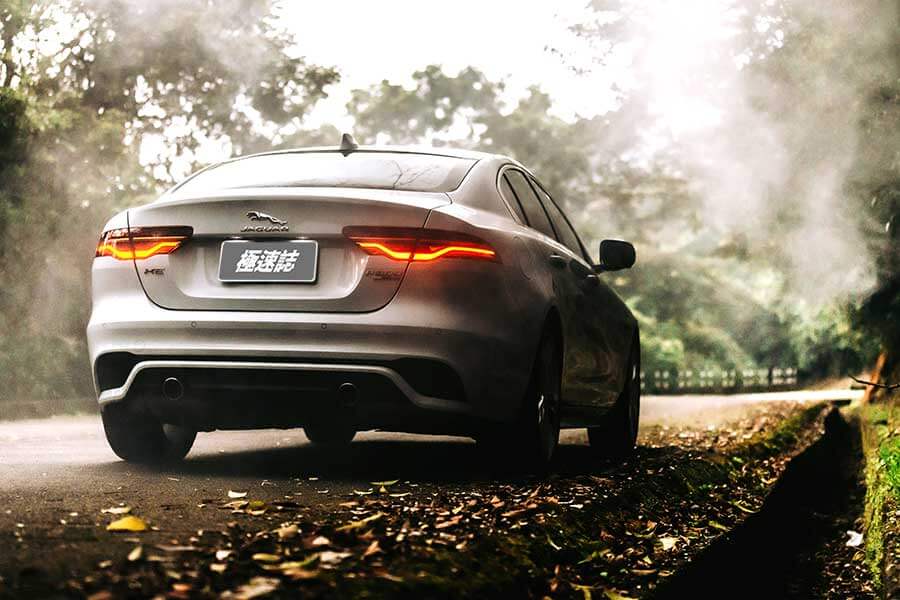 除了後座，Jaguar XE P300一切都讓人心曠神怡。