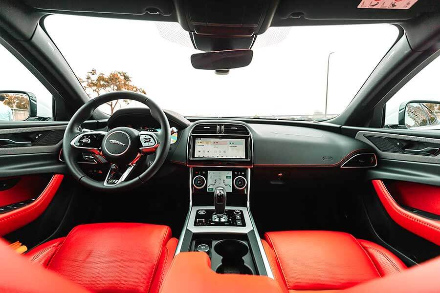 除了後座，Jaguar XE P300一切都讓人心曠神怡。