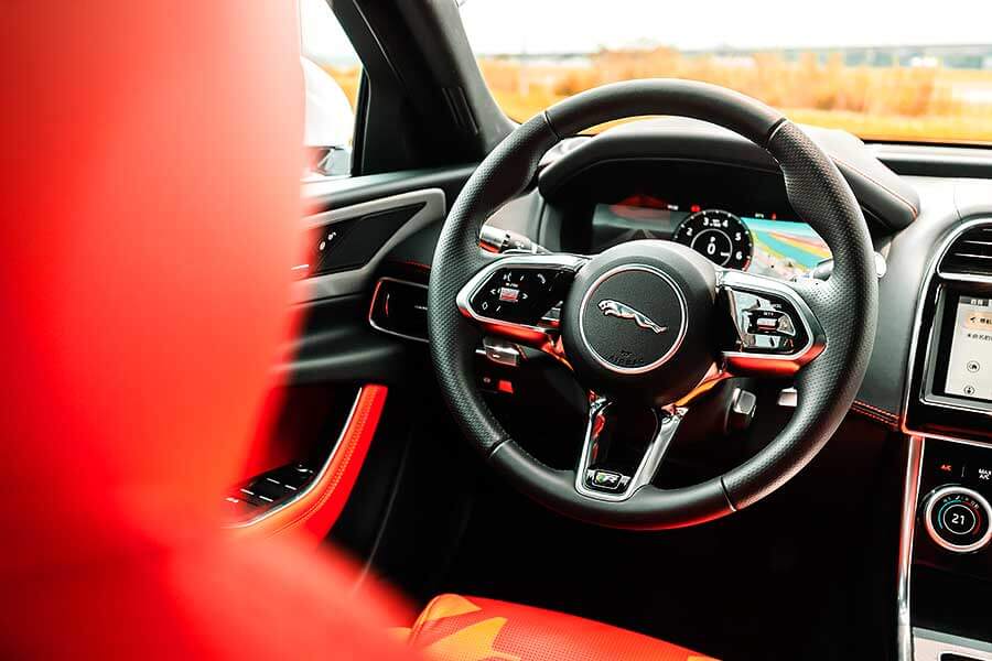 除了後座，Jaguar XE P300一切都讓人心曠神怡。