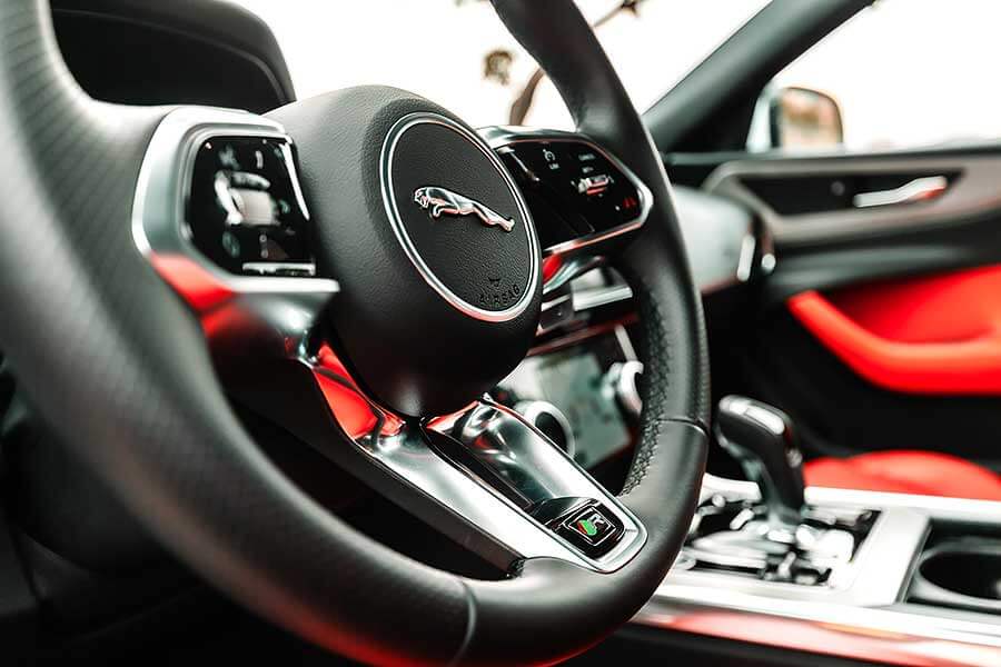 除了後座，Jaguar XE P300一切都讓人心曠神怡。