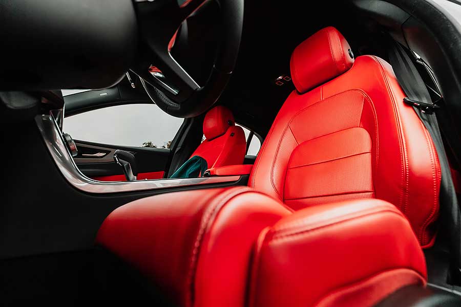 除了後座，Jaguar XE P300一切都讓人心曠神怡。