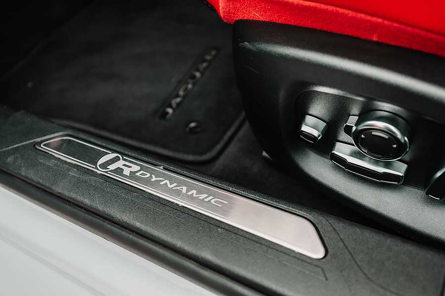 除了後座，Jaguar XE P300一切都讓人心曠神怡。