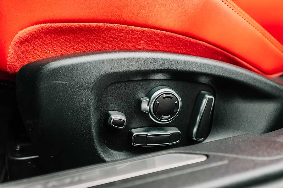 除了後座，Jaguar XE P300一切都讓人心曠神怡。