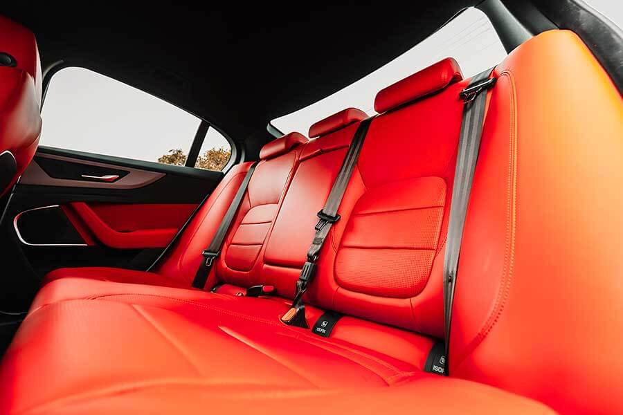 除了後座，Jaguar XE P300一切都讓人心曠神怡。